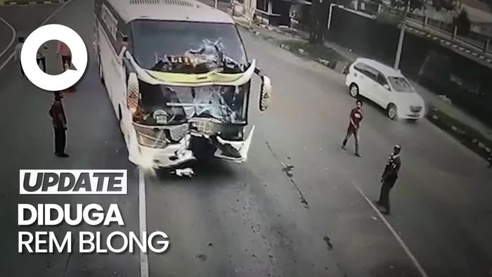 Rekaman CCTV Bus Tabrak Toll Gate Bandara Hasanuddin Makassar