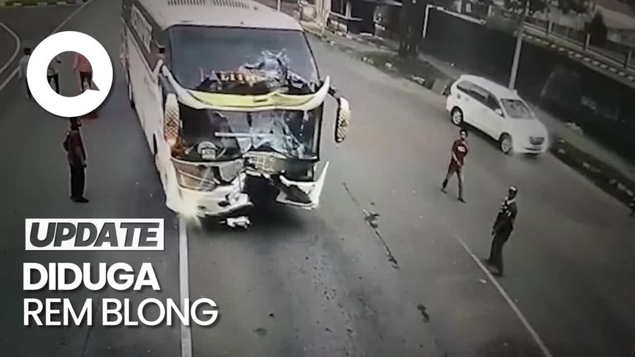 Rekaman CCTV Bus Tabrak Toll Gate Bandara Hasanuddin Makassar