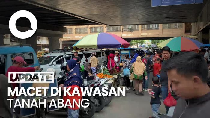 Penampakan Pasar Tanah Abang Ramai Pembeli, Lalin Mengular