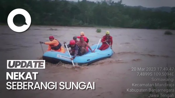 Momen Petani di Banjarnegara Terjebak Banjir Bandang Usai Berladang