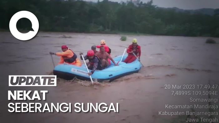 Momen Petani di Banjarnegara Terjebak Banjir Bandang Usai Berladang