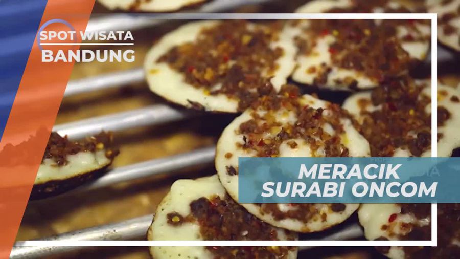 Membuat Surabi Oncom Dengan Bahan Dasar Tepung Beras dan Parutan Kelapa, Bandung