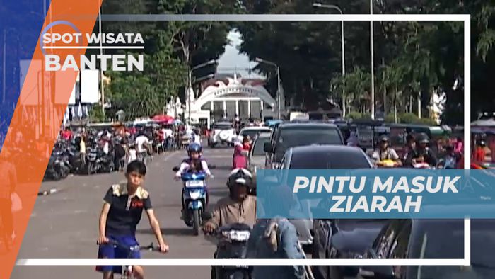 Ramai Riuh Pintu Masuk Masjid Agung Banten Oleh Para Peziarah, Banten