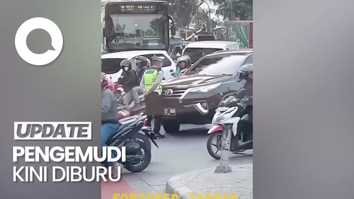 Momen Fortuner Seruduk Polisi, Tak Mau Berhenti Usai Melanggar