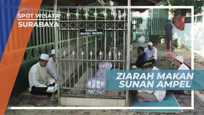 Ziarah ke Makam Sunan Ampel Surabaya