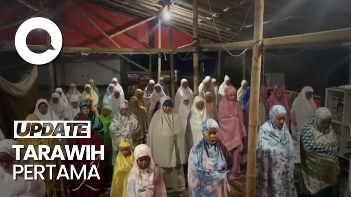 Penyintas Gempa Cianjur Tarawih di Tenda Darurat