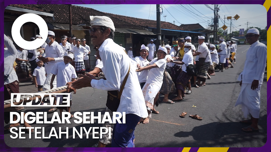 Keseruan Bapak-bapak Vs Emak-emak Ikuti Tradisi Mbed-mbedan