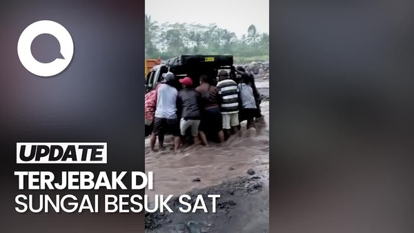 Saat Mobil Warga Terjebak Derasnya Arus Banjir Lahar Gunung Semeru