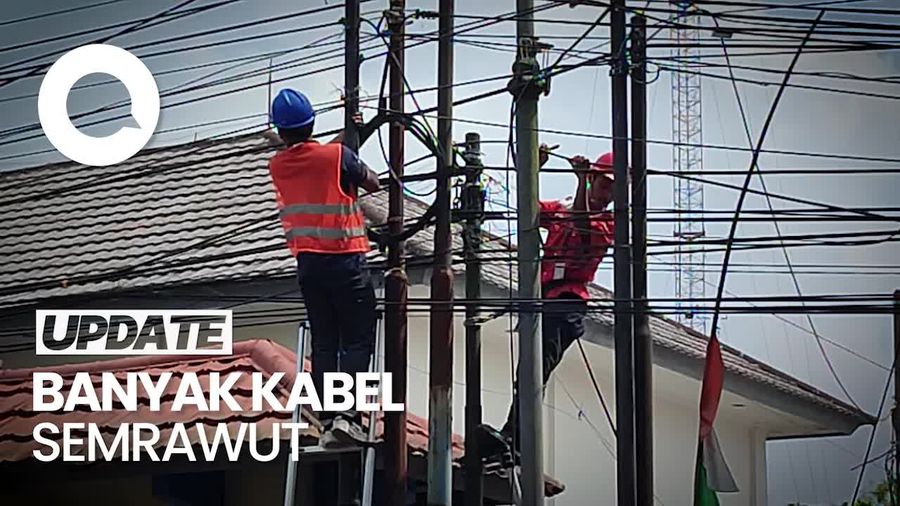 Petugas Tertibkan Kabel Internet Semrawut di Ciamis