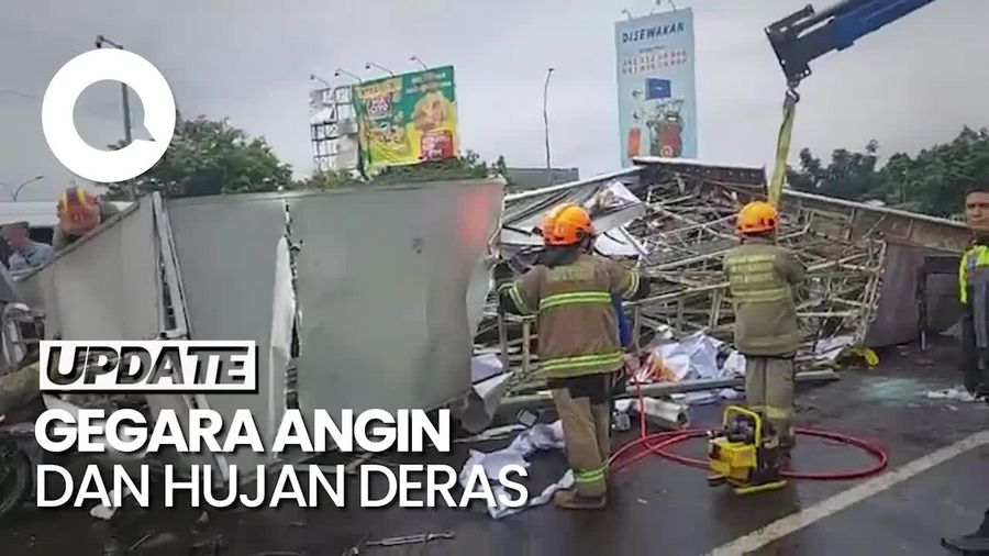 Bruk! Papan Reklame di Bandung Roboh, Timpa Motor-Mobil