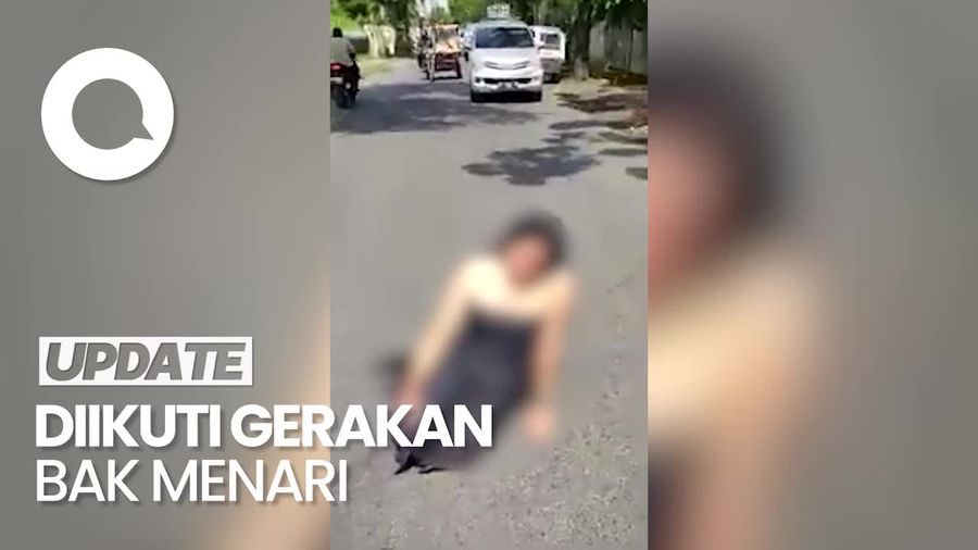 Heboh Wanita Kemben Hitam Salat di Tengah Jalan Medan Bikin Macet