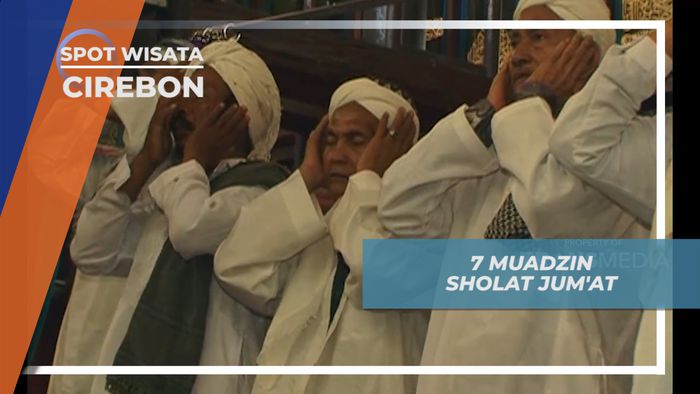 Kumandang Adzan Merdu Oleh 7 Muadzin di Masjid Sang Cipta Rasa Cirebon