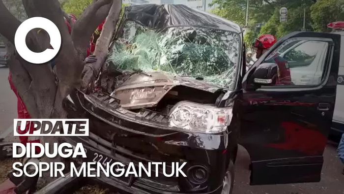 Dramatis! Evakuasi Pengemudi Terjepit di Mobil Usai Hantam Pohon di Jakpus