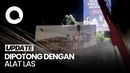 Satpol PP Tebang 2 Papan Reklame Ilegal di Jalan Dago Bandung