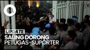 Momen Suporter Tanpa Tiket Paksa Masuk Stadion saat Laga PSIS-Persebaya