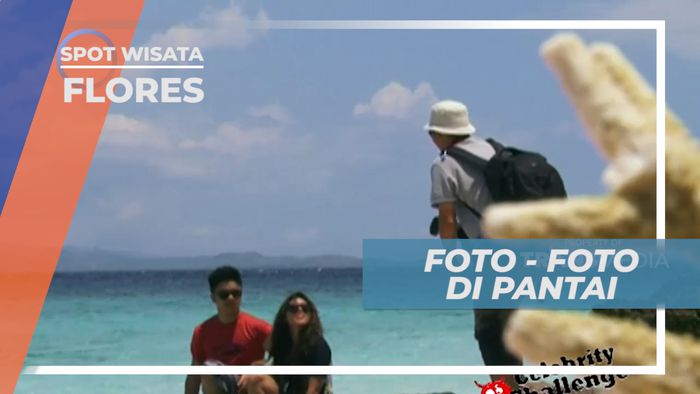 Berpose Seru di Tepi Pantai Mawan yang Menawan, Flores