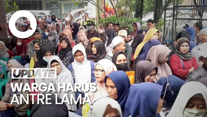 Desak-desakan Cairkan Bansos di Tasik, Warga Sampai Jatuh Sakit