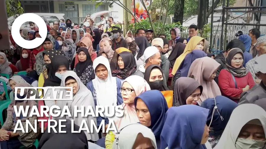 Desak-desakan Cairkan Bansos di Tasik, Warga Sampai Jatuh Sakit