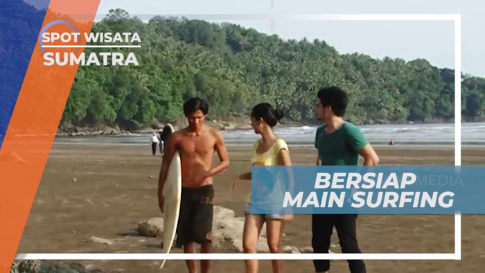 Persiapan Bermain Surfing di Pantai Air Manis Sumatera Barat