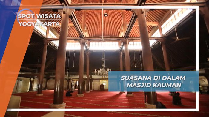 Suasana Gaya Interior Tradisional Jawa di Dalam Masjid Gedhe Kauman, Yogyakarta