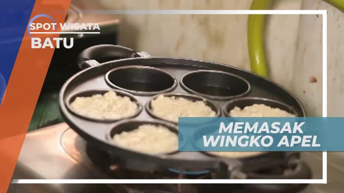 Memasak Wingko Apel, Kuliner Tradisional di Kota Batu