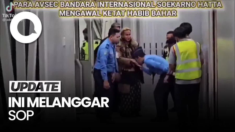 Momen Cium Tangan dan Kawal Bahar Smith Bikin 3 Petugas Bandara Dipecat