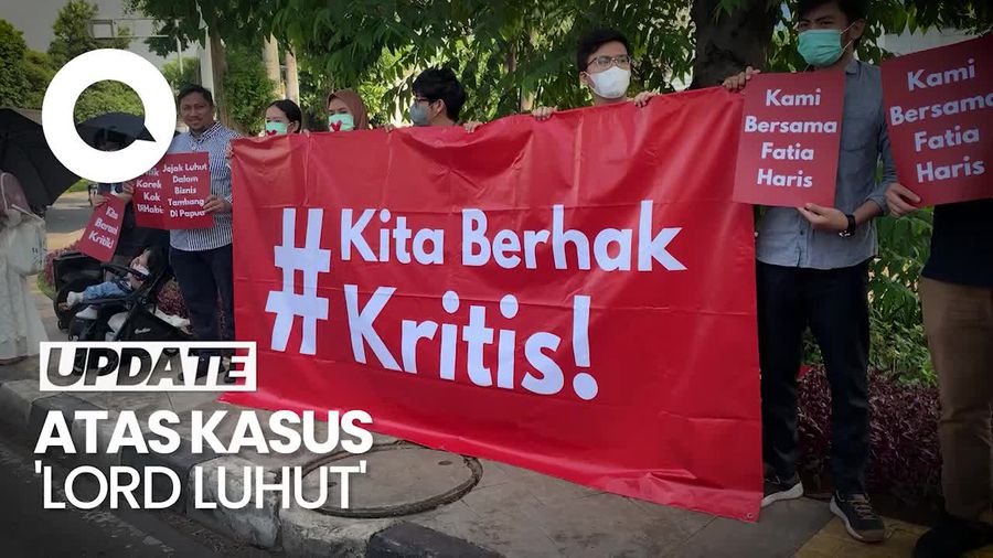 Pendukung Berorasi saat Haris-Fatia Jalani Sidang Lord Luhut