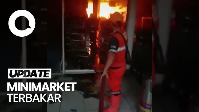 Sebuah Minimarket di Tebet Terbakar, 18 Unit Damkar Meluncur