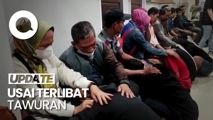 Momen Puluhan Pesilat Gresik nangis di Pangkuan Orang Tua