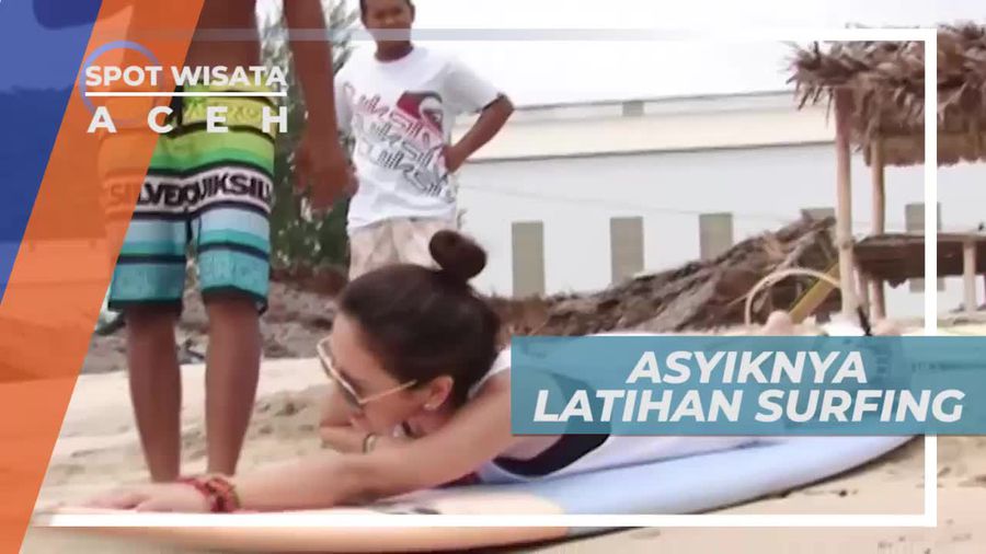 Berlatih Surfing di Tepi Pantai Aceh
