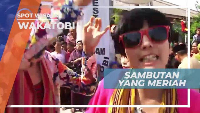 Tarian Sambutan Warga Lokal Pulau Kapota Wakatobi