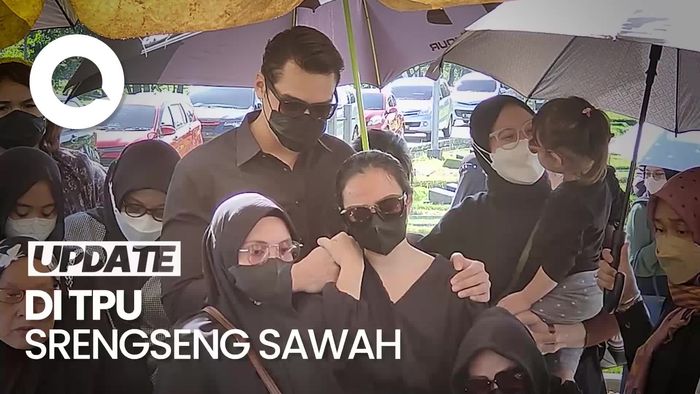 Ketegaran Asmirandah Mengantarkan Sang Ayah ke Peristirahatan Terakhir