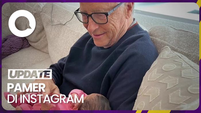 Gaya Bill Gates Gendong Cucu Pertamanya