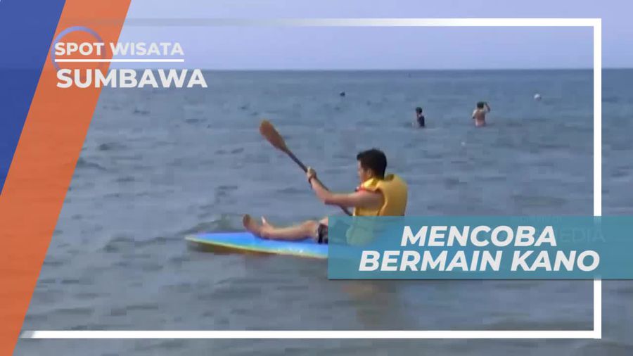 Mencoba Bermain Kano di Pantai Labuan Pade Sumbawa