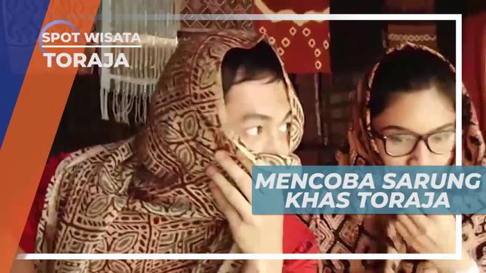 Mencoba Kain Sarung Khas Tana Toraja