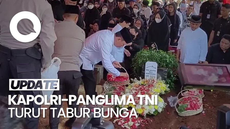 Isak Tangis Keluarga Saat Jenazah Istri Wakapolri Dimakamkan