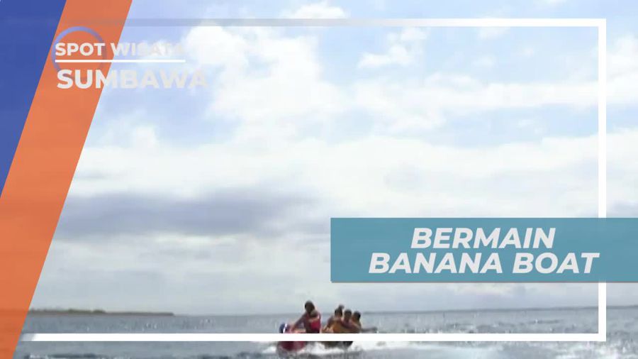 Keseruan Bermain Banana Boat di Pantai Labuan Pade Sumbawa