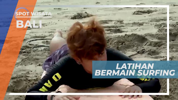 Ikuti Intrusksi, Serunya Berlatih Surfing di Tepi Pantai Kuta, Bali