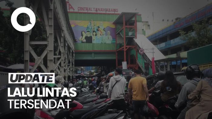 Pasar Tanah Abang Diserbu Pengunjung, Lalin Sekitar Macet