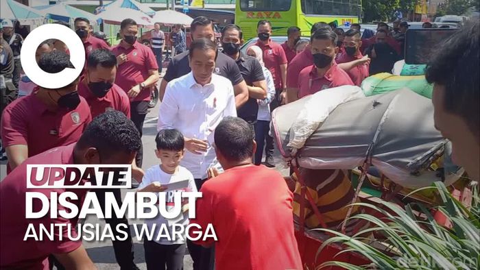 Jan Ethes Ikut Jokowi Bagi-bagi Bantuan di Pasar Solo