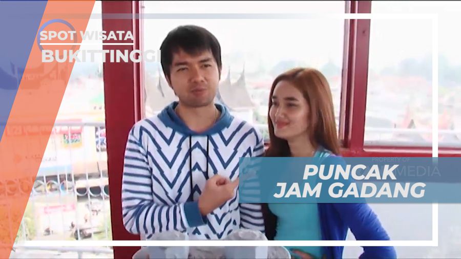 Menaiki Anak Tangga Menuju Puncak Menara Jam Gadang, Bukittinggi
