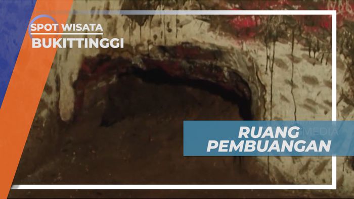 Memasuki Ruangan Pembuangan di Lobang Jepang, Bukittinggi