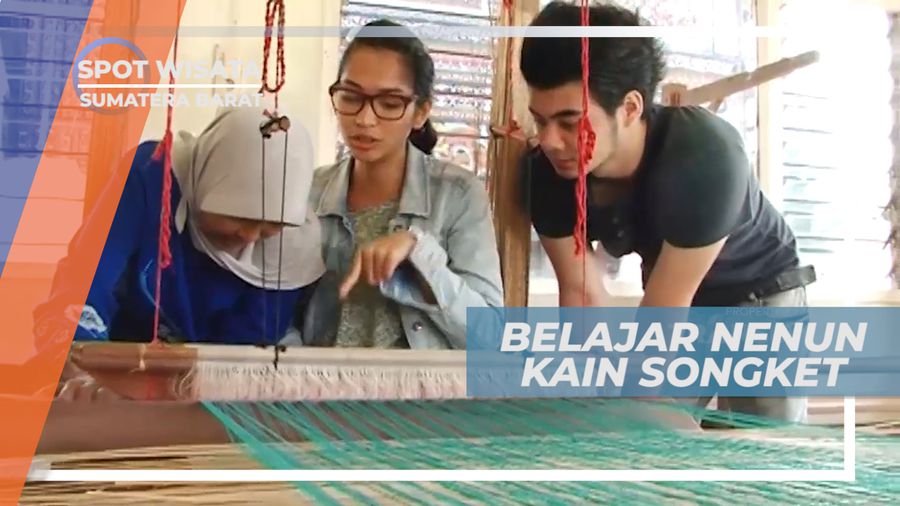 Mencoba Belajar Menenun Kain Songket Khas Pandai Sikek, Tanah Datar
