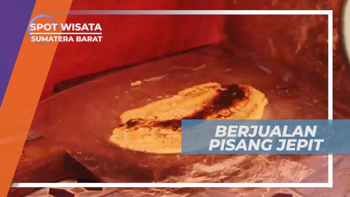 Mencoba Berjualan Jajanan Unik Pisang Jepit Khas Bukittinggi, Sumatera Barat