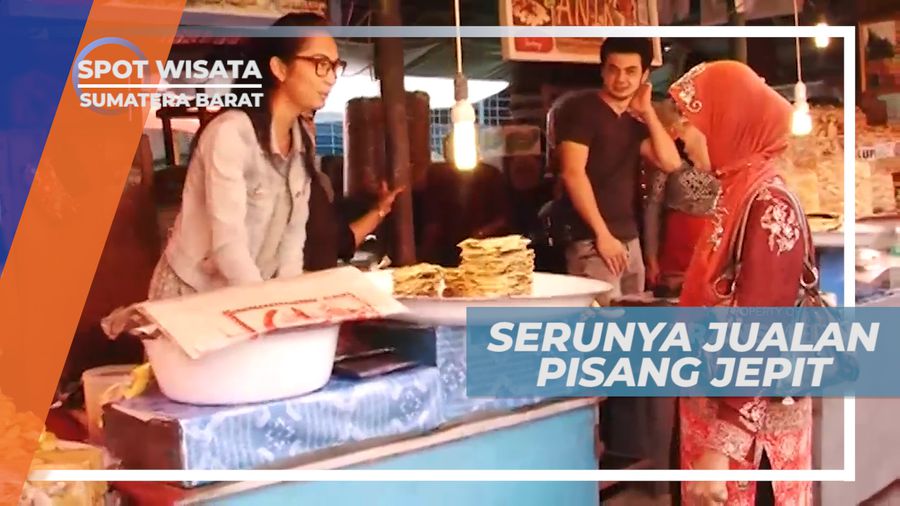 Serunya Berjualan Pisang Jepit Khas Bukittinggi di Pasar Atas, Sumatera Barat