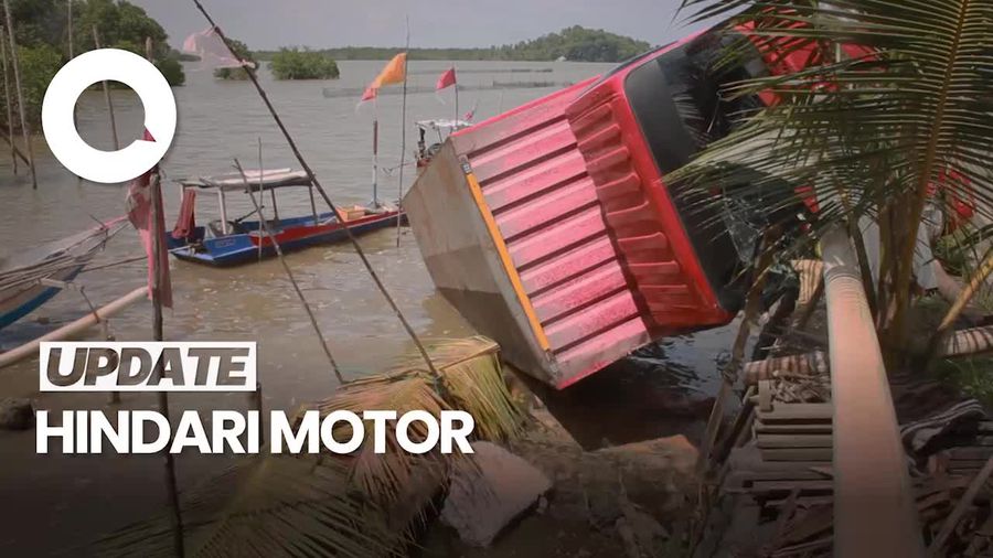 Truk Ekspedisi Berisikan Paket Kiriman Terjun ke Laut di Palopo