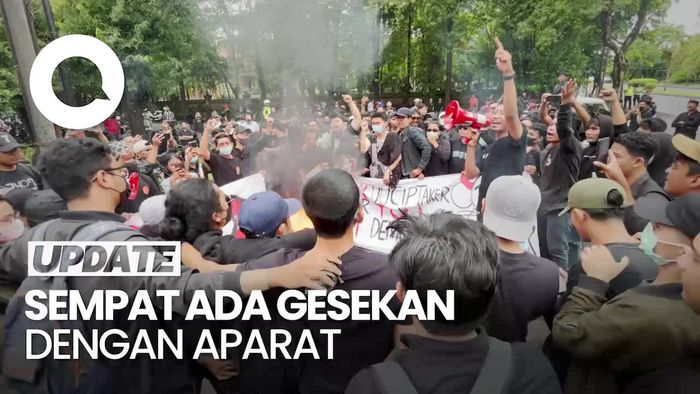 Massa Aliansi Bali Gelar Aksi Tolak UU Ciptaker di DPRD Bali
