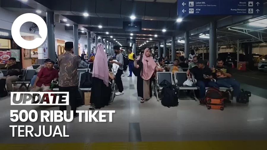 Stasiun Pasar Senen Mulai Ramai Pemudik Malam Ini