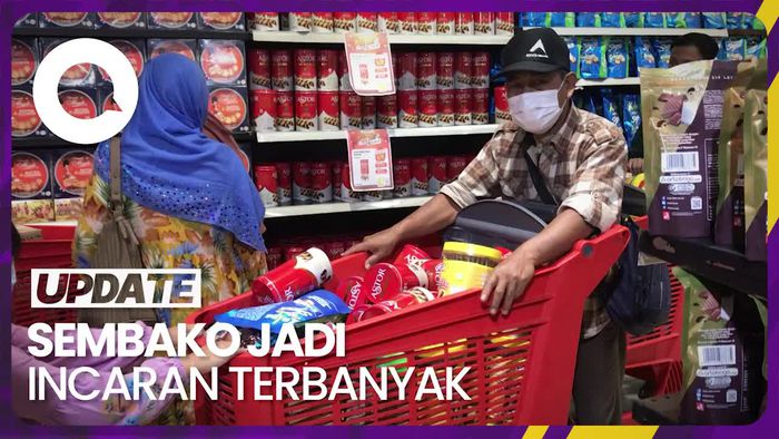 Antusiasme Warga Berburu Diskon di Transmart Cempaka Putih