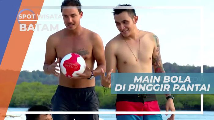 Adu Tangkas Bermain Sepakbola Pantai di Pulau Ranoh Batam